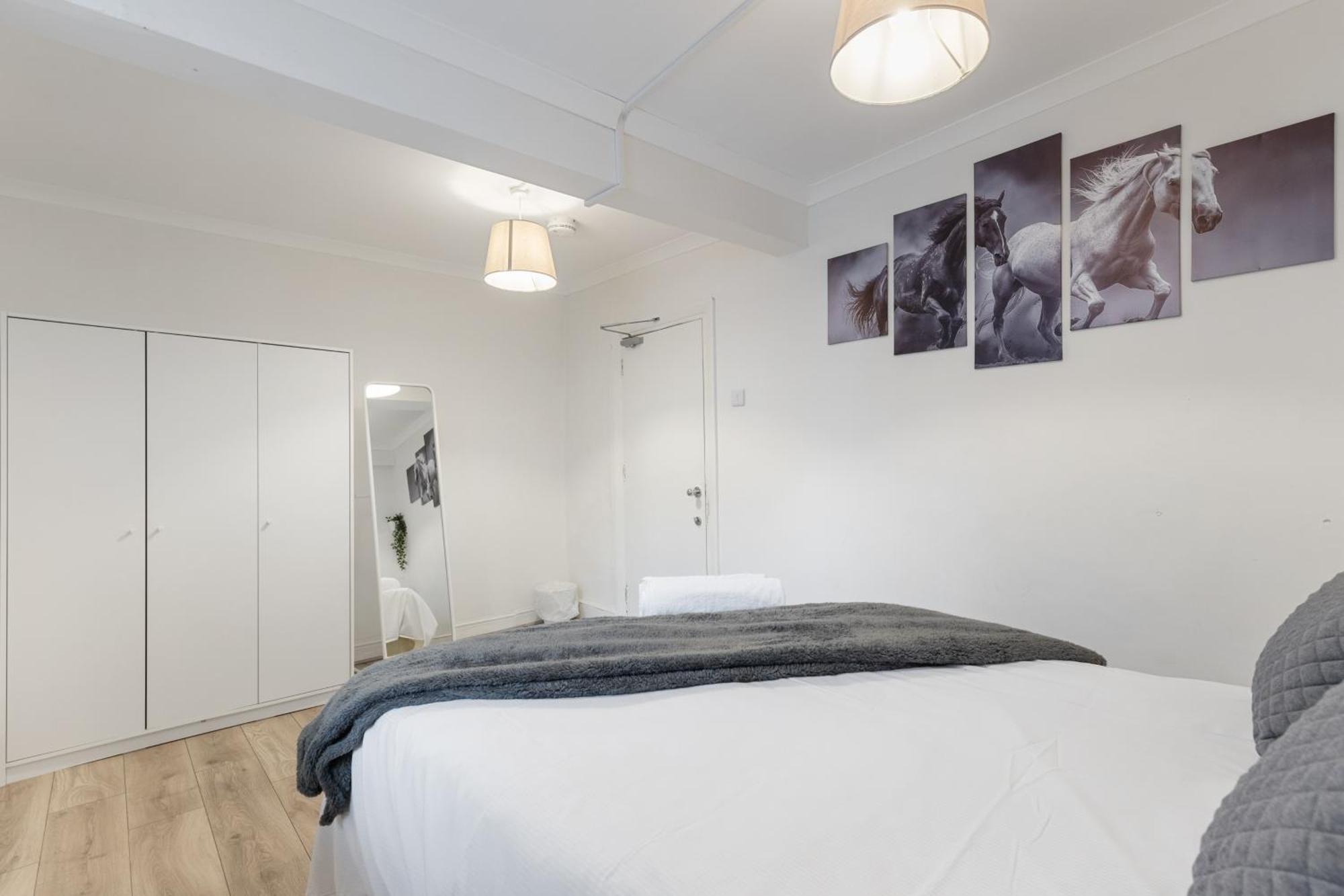 Cozy Retreat With 4 Bedrooms For Up To 10 Guests Londra