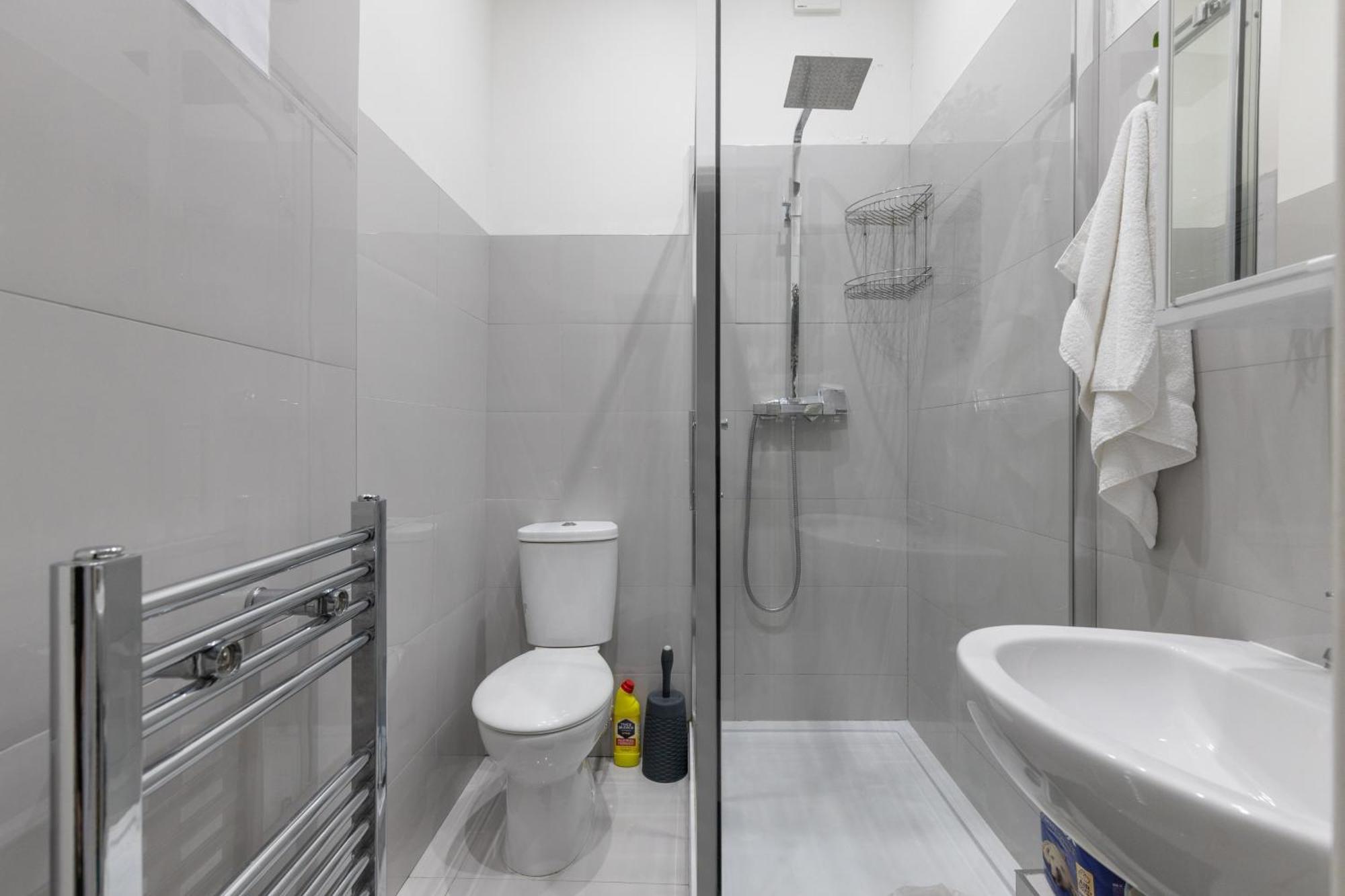 Cozy Retreat With 4 Bedrooms For Up To 10 Guests Londra